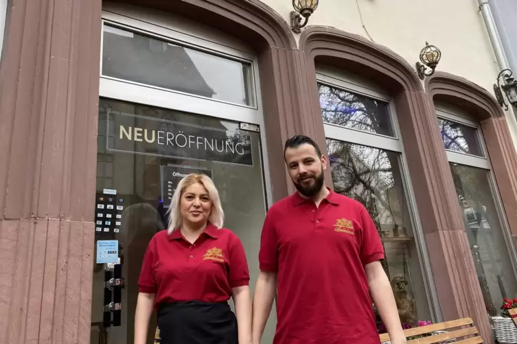 Vor ihrem Lokal in der Korngasse: Mirella Nita und Ziad Shif.