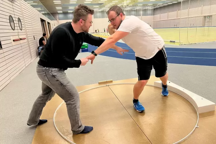 Daniel Lelle (links) trainiert Leo Wirth, der 2023 drei Deutsche Meistertitel im Steinstoßen und Schleuderballwerfen holte. 