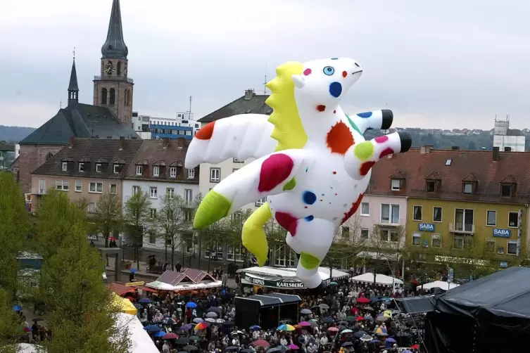 Da ist das Maskottchen noch nicht entschwebt: Rosi Ross am 16. April 2002 hoch über Zweibrücken.