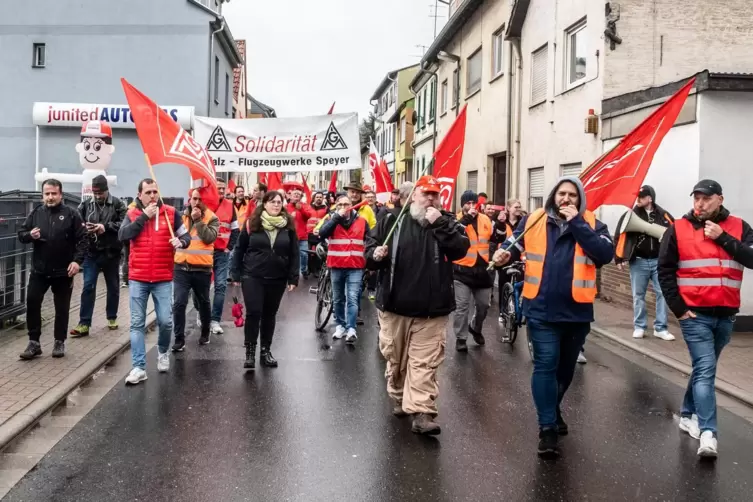 Der Demo-Zug der Gienanth-Belegschaft und der IG Metall am Mittwoch in Eisenberg. Vom Werk ging es in Richtung Marktplatz. 