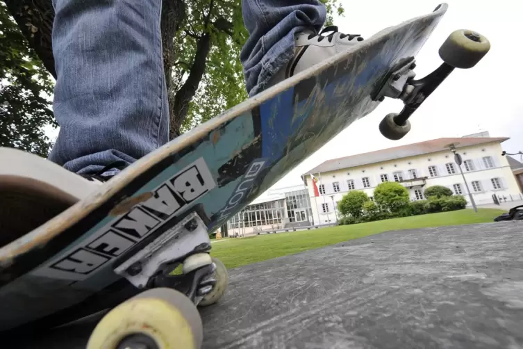Auch ein Skateboard zählt zu den Gegenständen, die Nutzer der Stadtbücherei für zwei Wochen testen können.