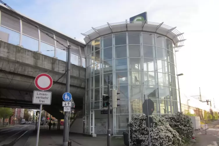 Zugang zum S-Bahnhof Mitte an der Mundenheimer Straße: Die ganze Glaskonstruktion des Bahnhofs ist eigentlich schön, sieht aber 