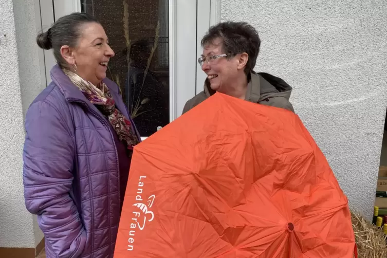 Unter dem Schirm der Landfrauen vereint (von links): Kreisgeschäftsführerin Alexandra Stöhr und Heike Bißbort, Vorsitzende des L