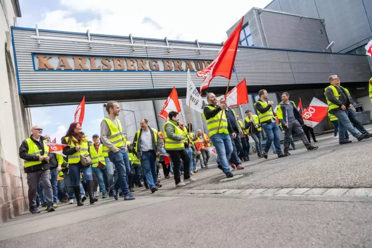 150 Karlsberg-Beschäftigte machen sich vom Werksgelände auf zum Christian-Weber-Platz. Dort fand die Kundgebung statt.