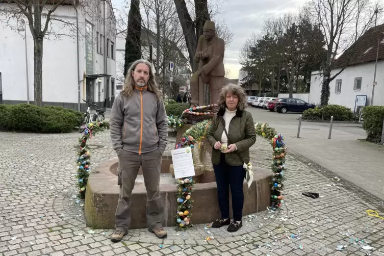 Gefrustet: Ortsvorsteherin Rita Augustin-Funck und Christian Karpp vom Förderverein Maudacher Jubiläen vor dem beschädigten Brun