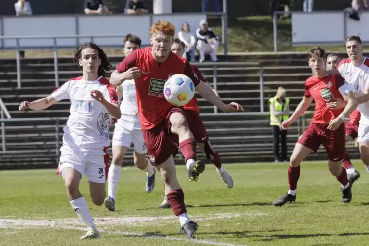 FCK-II-Spieler Robin Muth (Mitte), hier mit dem Wormser Luca Manganiello, hatte Pech mit einem Pfostenschuss. 