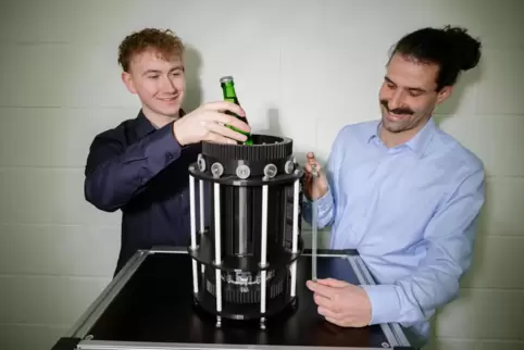 Aktuell passt gerade mal eine Wasserflasche in den Prototypen rein. Das Prinzip könne aber auch weitaus größer dimensioniert wer