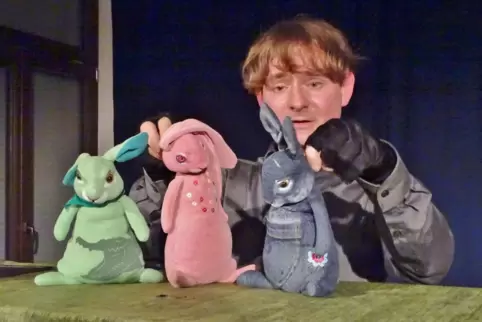 Figurenspieler Ulli Voland mit den Hasenkindern; rechts ist der kleine Moritz, der so viel Angst hat, aber über sich hinauswächs