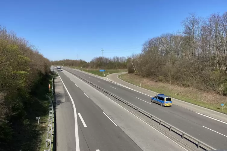 Die A65 mit der Abfahrt Dammheim. 