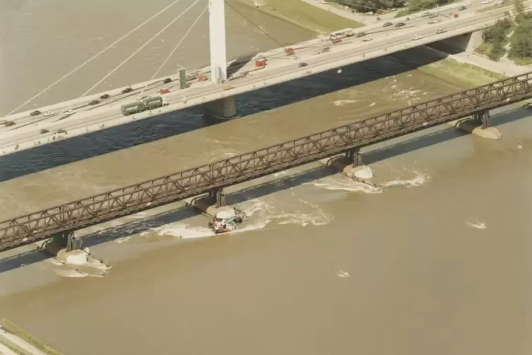 Blick flussabwärts auf die alte Eisenbahnbrücke und Straßenbrücke. Die „Orinoko“ hängt am 2. Pfeiler von links. 