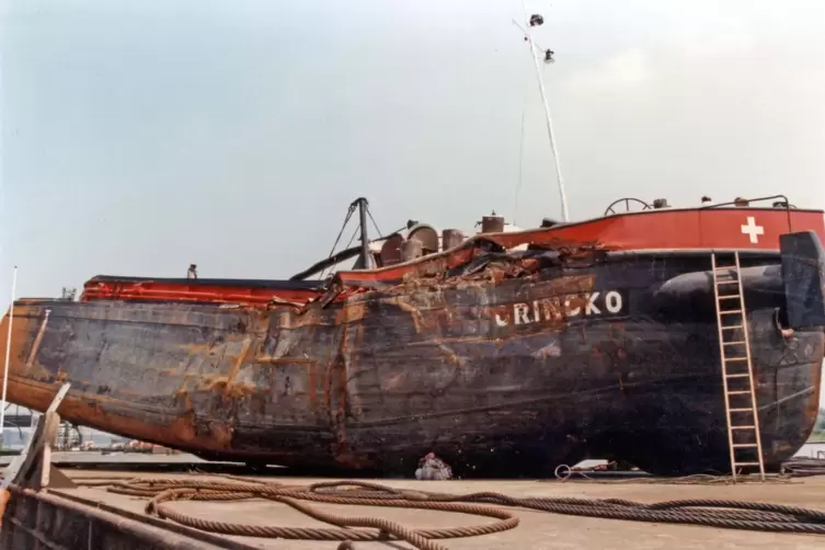 Das Bugteil der „Orinoko“ wurde nach der Bergung auf einen Ponton gelegt.