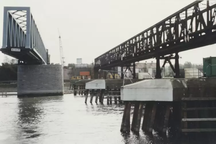 Der Bau der neuen Eisenbahnbrücke 1991 (links). Sie war anfangs noch eingleisig.