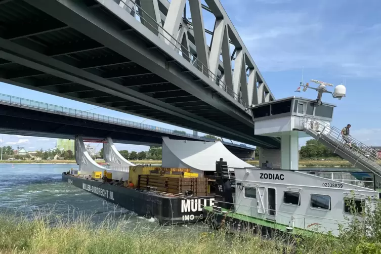 Im Sommer 2023 bleibt ein Schubverband an der Brücke hängen – ausgerechnet mit Brückenteilen aus Stahl.