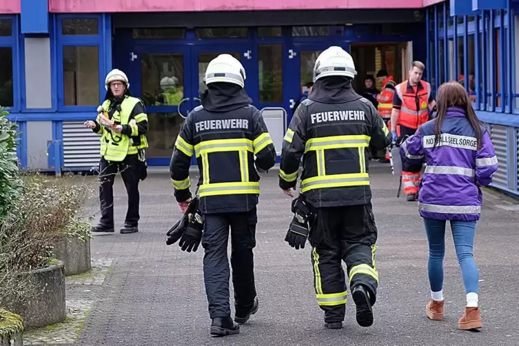 Alle 294 anwesenden Schüler der Geschwister-Scholl-Schule mussten nach dem Reizgasangriff evakuiert werden. Unser Foto zeigt ein