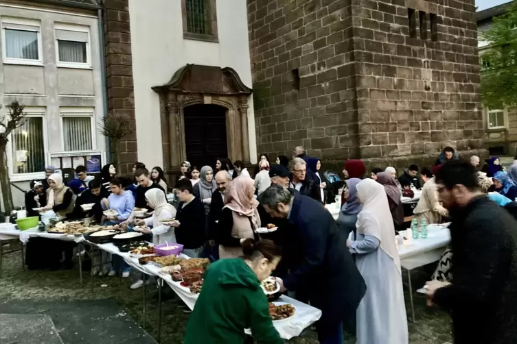 Nach Sonnenuntergang dürfen Muslime während des Ramadans ihr Fasten brechen. 