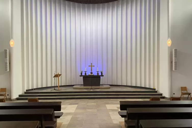 In hellem Weiß strahlen jetzt die Wände der Kirche. Lichttechnik setzt Akzente wie hier im Altarraum. 