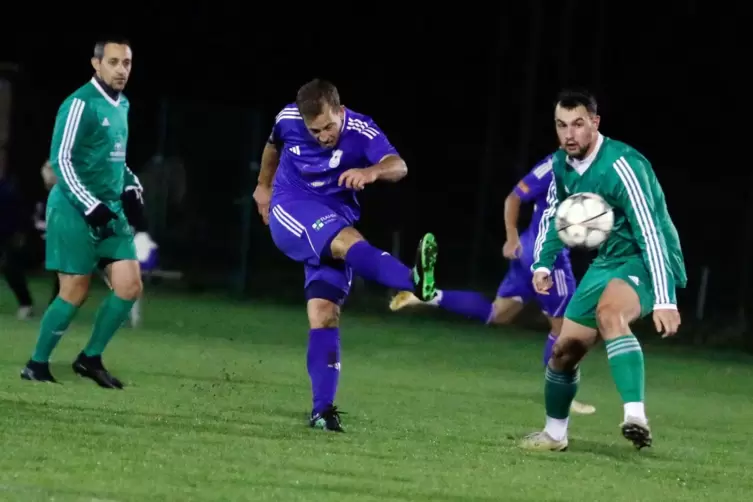 Spielertrainer Silas Schlemmer (Mitte), hier im Viertrunden-Pokalspiel gegen Gauersheim, hat mit seinem Team vom TuS Finkenbach/