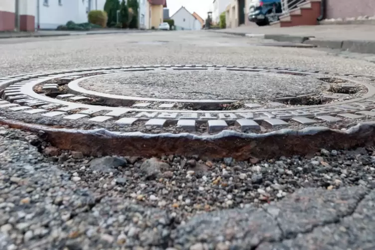 Sanierungsbedürftig: Der Mischwasserkanal in der Flurstraße in Ramstein-Miesenbach muss ausgetauscht werden. 