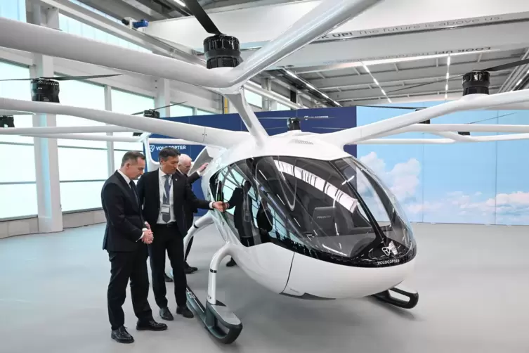 Volker Wissing (FDP, links), Bundesverkehrsminister, Dirk Hoke, Geschäftsführer von Volocopter (Bruchsal), und Winfried Kretschm