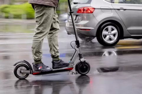 Wenn man mit einem E-Scooter im Straßenverkehr fährt, gibt es ganz bestimmte Regeln. Sonst kann es passieren, dass bei einem Unf