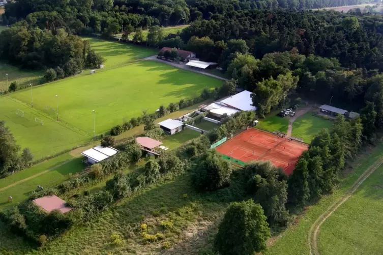 Aus der Luft: die Vereinsgelände in Hanhofen.