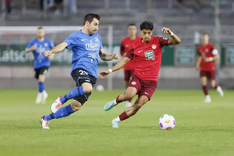 Szene aus dem Hinspiel: Görkem Koca (rechts) vom 1. FC Kaiserslautern II behauptet den Ball gegen Christopher Spang von Eintrach