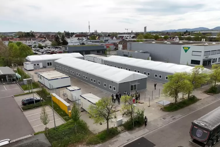 Die beiden großen Hallen sind die Wohnunterkünfte, der Querbau Küche, Kantine und Aufenthaltsraum. 