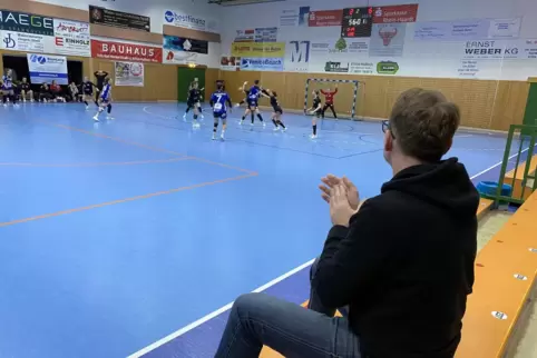 Jens Laudage schaut sich hier von seinem Glücksbringerplatz aus das TSG-Heimspiel gegen die SF Budenheim an.