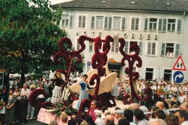 Landau hat eine lange Festumzugstradition – hier 1989 der Blumenkorso durch die Innenstadt.