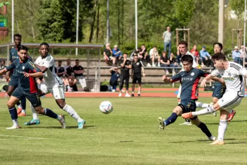 Merlin Rudisele (rechts) ist schneller als Takahiro Okuno. Links Mikail Ünal und Henrik Bediako. 