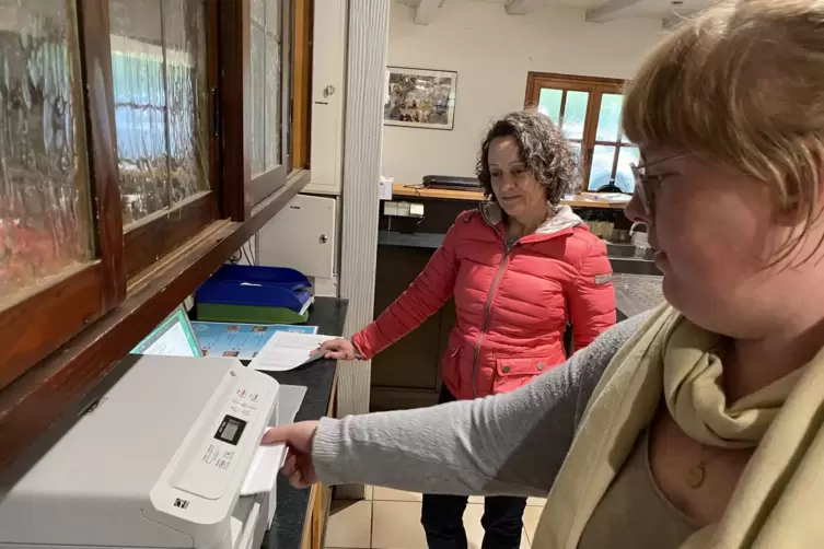 Swantje Baeßler (vorne) und Berit Geiger drucken im Clubheim das Meldeergebnis für die Wettkampfrichter aus. 