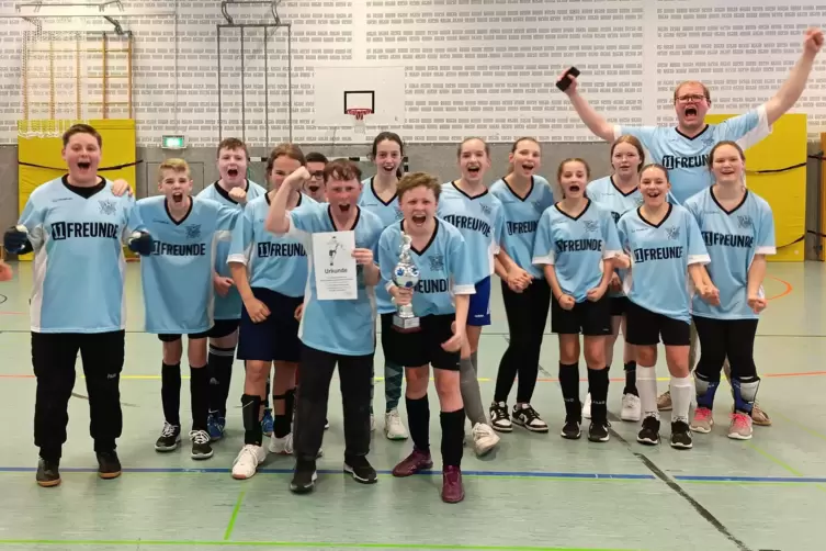 Großer Jubel beim siegreichen Team „1. FC Sznycel“ beim Dekanats-Konfi-Cup.