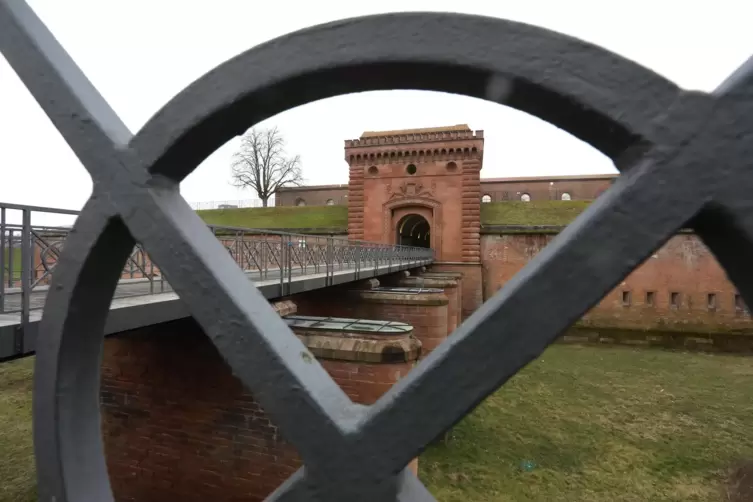 Sitz des Tourismusbüros ist das Weißenburger Tor. 