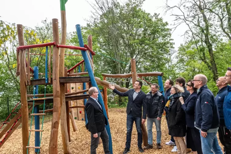  Rotarier-Präsident Rüdiger Zelt überreicht offiziell das so genannte „Motogym“ im Schulgarten der Grundschule Kirchheimbolanden