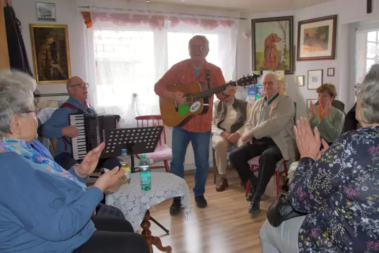 Gerhard Kief (Akkordeon) und Heinz Illner (Gitarre) waren mit eigenen Liedern und Klassikern im Schreiwer-Hais’l. 