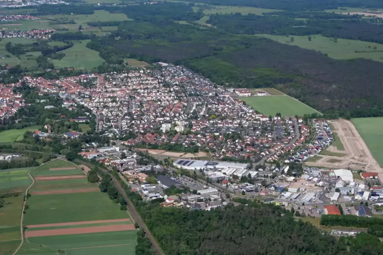 Langfristig soll der CO2-Ausstoß der Bürger der Verbandsgemeinde (das Foto zeigt Bellheim) auf ein Achtel reduziert werden.