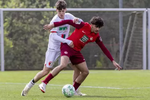 FCK-Offensivspieler Marvin Yüsün (rechts), Torschütze zum 1:0, schirmt den Ball gegen den Augsburger Jordan Spitzlberger ab.