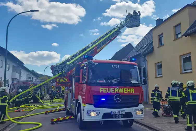 Die Feuerwehr löscht den Brand ...