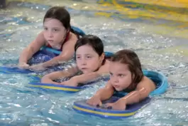 Damit im Land immer mehr Kinder schwimmen können, gibt es Fördergelder für Schwimmkurse.