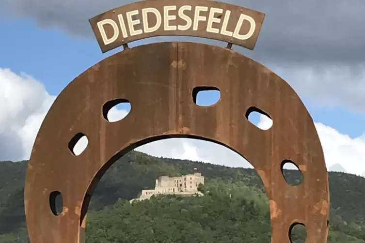 Mit Blick aufs Hambacher Schloss: Hufeisen am südlichen Ortseingang von Diedesfeld. 