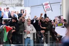 Pro-palästinensische Demonstranten empörten sich am Bahnhof Sirkeci in Istanbul über die Unterstützung Deutschlands für Israel i