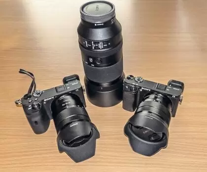 Fotoausrüstung mit zwei Kameras: Sony Alpha 6600, 6300 und 3 Sony-Objektiven 4/10-18 OSS, 4/16-70 (Zeiss Vario-Tessar), 4,5-5,6/