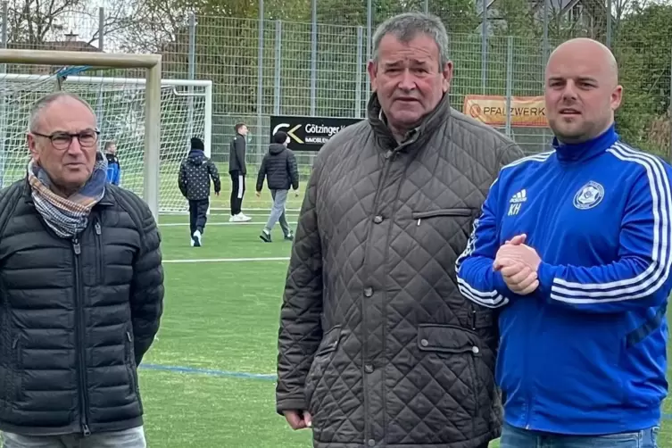 Klaus Fink (von links) bei der Platzeinweihung mit Ortsbürgermeister Roland Bellaire und dem FC-Vorsitzenden Kevin Heid.