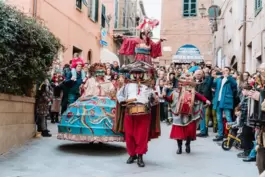 Fiesta: Trommelrhythmen, drei Meter hohe Figuren auf Stelzen mit bunten Kostümen, Masken, Fahnen, Trillerpfeifen und Feuerwerk f