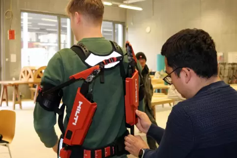 Ein Exoskelett, fürs Handwerk weiterentwickelt. Beim Nachwuchs kommt das laut Strufe gut an.