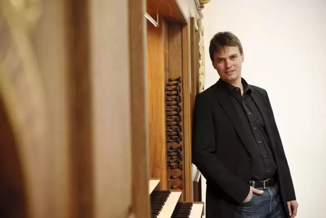 Bereicherte an der barocken Hartung-Orgel das Programm als Solist: der Frankfurter Orgelprofessor Stefan Viegelahn.