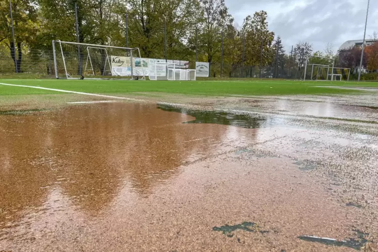 Ausgerechnet als der neue Platz eingeweiht werden sollte, musste das Spiel ausfallen. 