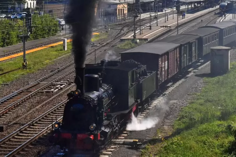 Immer wieder beeindruckend: Abfahrt im Neustadter Bahnhof.