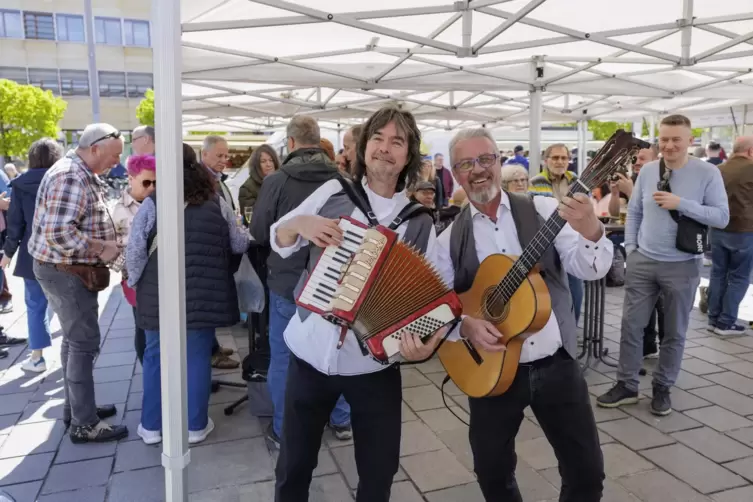 Musik ist Trumpf beim Wochenmarktfest: im Bild Günter Frölich und Martin Haberer. 