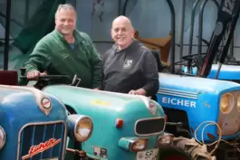 Organisieren eine Sonderausstellung: Guido Burkard (links) und Johannes Jochem mit Eicher-Traktoren der Raubtierserie.